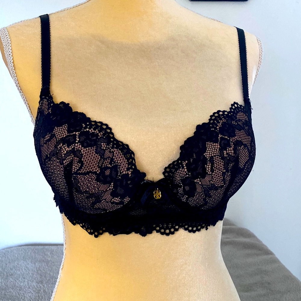 Beautiful black lace bra 😍